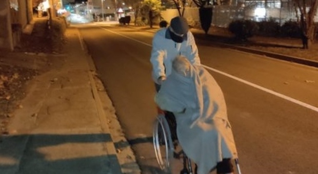Anziano di 94 anni porta di notte la moglie malata di Alzheimer su una sedia a rotelle perché non ci sono ambulanze