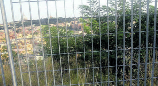 Monte Mario, tra recinzioni e sterpaglie è scomparso il Belvedere di piazza Socrate