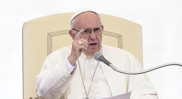 Papa Francesco mette in guardia contro il diavolo: «E' come un cane rabbioso, non dialogate con lui»