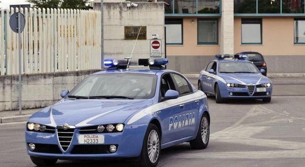 Perugia, scippano una donna e fuggono in auto, denunciata coppia. In azione la polizia