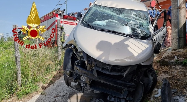 Incidente a Pietrastornina: auto sbanda, travolge palo e resta in bilico