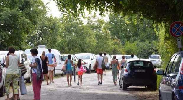 Ancona, insulti e spinte ai parcheggiatori per il salasso della sosta a Portonovo