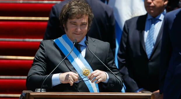 Milei, chi è il nuovo presidente argentino: origini italiane, favorevole alla vendita di organi e bambini. La simpatia per Trump e Bolsonaro