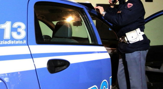 Roma, molesta i clienti del bar e minaccia gli agenti con una bottiglia di vetro in mano: arrestato