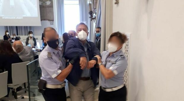 Ancona, consigliere M5S Andrea Vecchietti positivo al Covid e senza mascherina in aula: scortato fuori a braccio