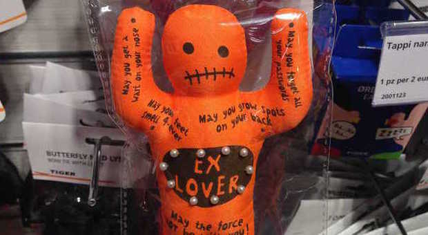 Bambole voodoo in vendita a 3 euro: maledizioni per gli "ex". È polemica