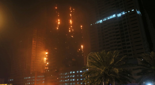 Emirati Arabi, incendio investe vari grattacieli ad Ajman FOTO