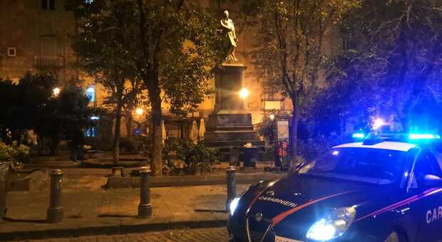 Movida a Napoli, multati 16 ragazzi: bevevano in strada dopo le 18