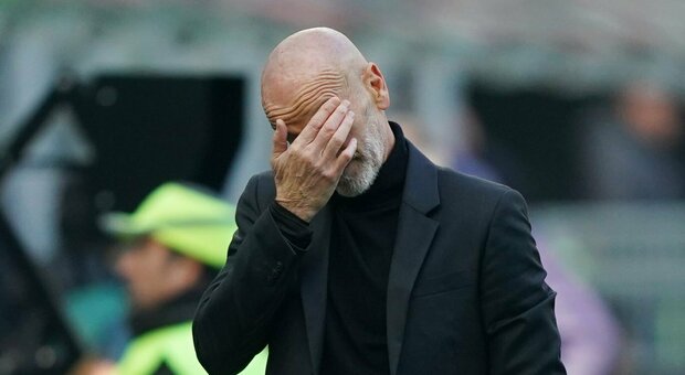 Milan disastro: i fischi di San Siro. La squadra chiede scusa sotto la curva. Pioli in bilico