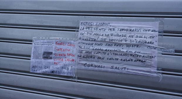 Quattro furti in un mese, spunta un cartello per i "ladroni": ecco cosa c'è scritto