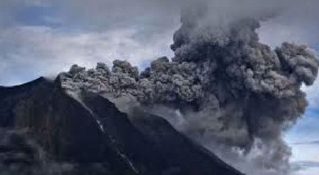 Sumatra, esplode il vulcano: la lava uccide quattordici persone
