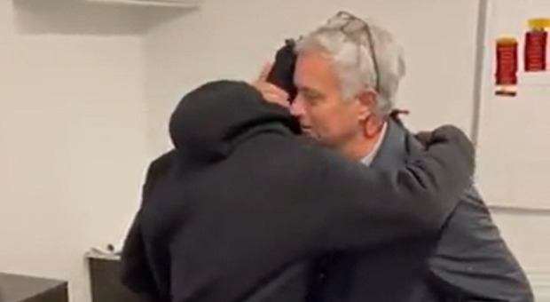 Mourinho mantiene la promessa con Felix. Ma ecco la gaffe di un membro dello staff: «Ci stanno le banane dentro»