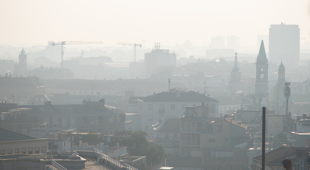 «Smog a Milano, periferie più inquinate del centro città: raddoppiati i tassi di decesso»