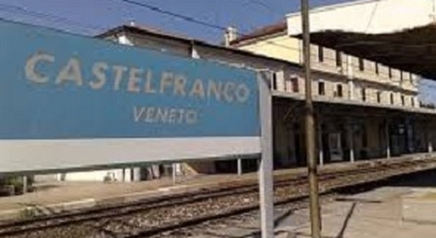 Treviso, baby bulli ubriachi sputano contro i passeggeri: «Questo treno è nostro»
