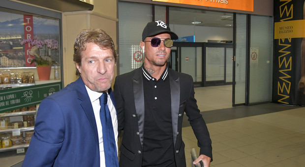 «Cristiano Ronaldo è atterrato a Torino»: selfie in aeroporto, ma in realtà era Izzo