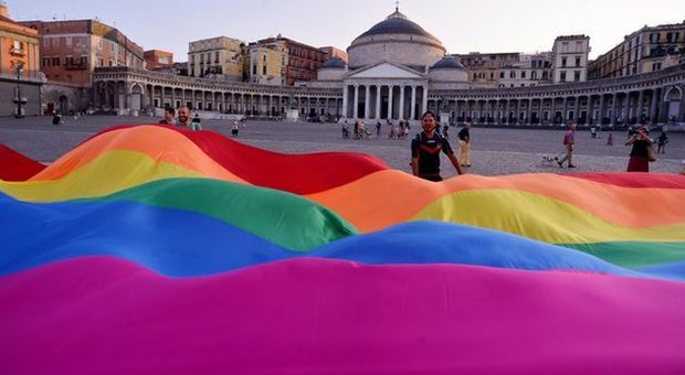 Orgoglio gay, il Mediterranean Pride invade le strade di Napoli