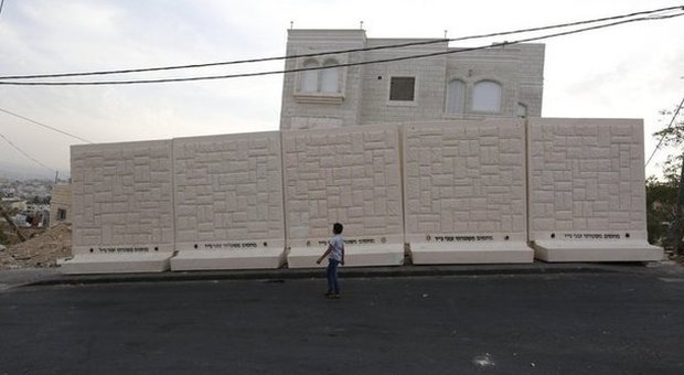Israele, nuovo muro al centro di Gerusalemme. Portavoce del governo: «E' questione di sicurezza»