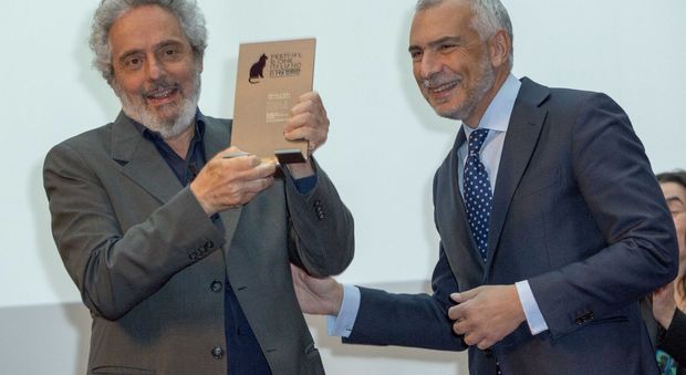 Il regista Nicola Piovani mentre riceve il premio alla carriera dell'ambasciatore Stefano Sannino