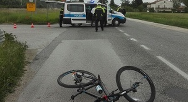 Ragazzo di 14 anni travolto in bici da un'auto: è in gravi condizioni all'ospedale di Torrette
