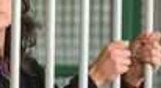 Festa per detenuta con fuochi d'artificio fuori dal carcere: cinque denunce