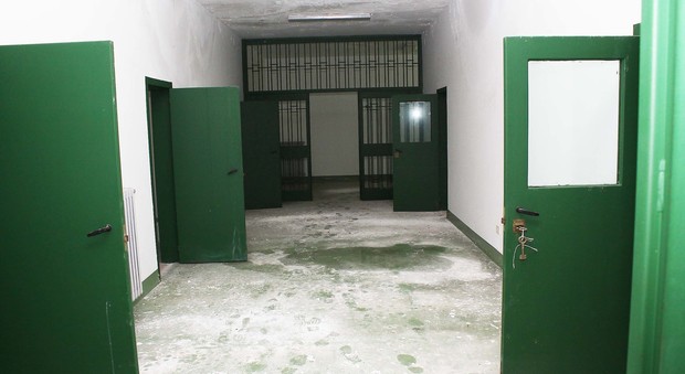 Santa Maria Capua Vetere: detenuto tenta il suicidio in cella