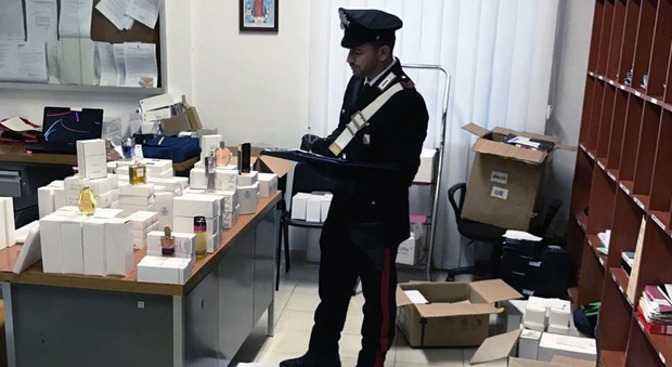 Palma Campania, profumi falsi nel furgone: tenta di corrompere carabinieri, arrestato