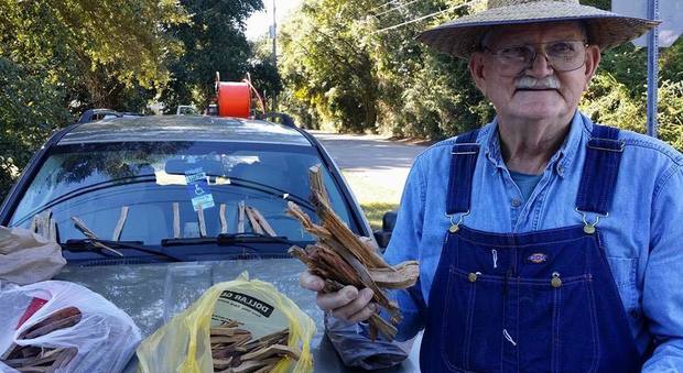 A 80 anni vende legna a bordo strada per pagare le cure della moglie malata