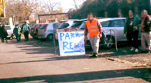 Tornano i parcheggiatori abusivi alla Reggia di Caserta: fermato uno