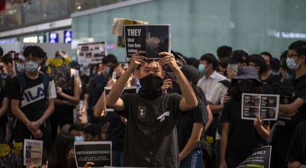 Vilipendio alla bandiera, quattro uomini e una donna arrestati a Hong Kong