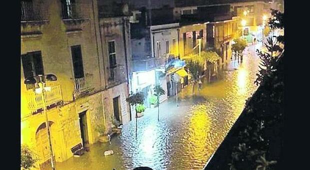Mondragone, basta un temporale: città sommersa dall'acqua