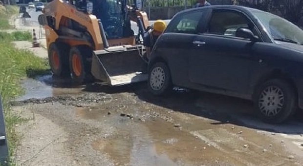 Marano, perdita idrica e voragine: auto risucchiata dal manto stradale