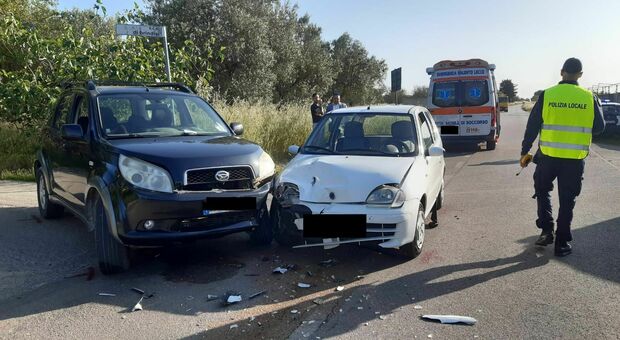 Mancata precedenza, incidente tra due auto sulla provinciale: tre feriti