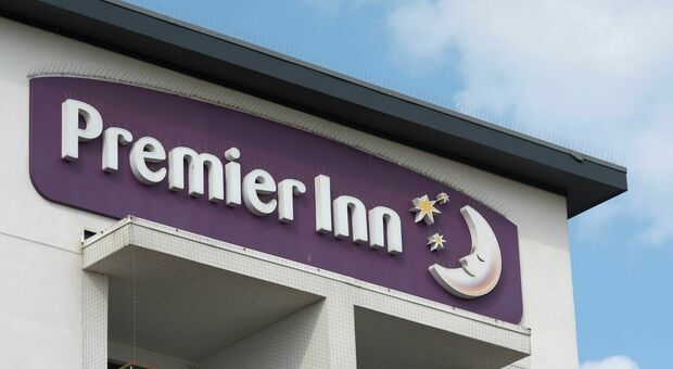 Coronavirus, il proprietario del Premier Inn Whitbread taglia 6.000 posti di lavoro: presenze dimezzate negli hotel