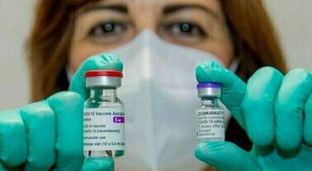 Variante Delta, mix vaccini (AstraZeneca-Pfizer) risponde meglio delle due dosi uguali: lo studio su Lancet