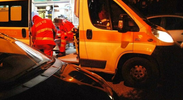 Tragedia in casa a Grottammare: muore a 40 anni La moglie ai soccorritori: «È caduto con lo scooter»