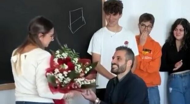 Proposta di matrimonio in classe: il prof chiede la mano della collega con l'aiuto degli studenti