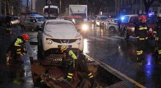 Maltempo, voragine in centro a Milano: sprofonda un'auto a Porta Vercellina