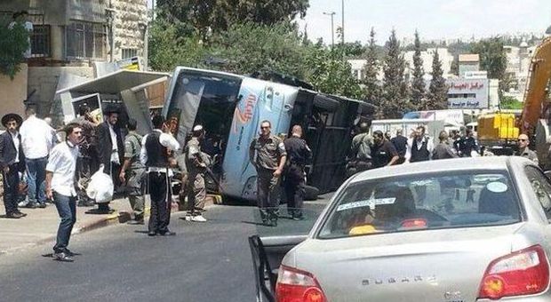 Gerusalemme, trattore contro un autobus: un morto e 5 feriti: "È un attentato"