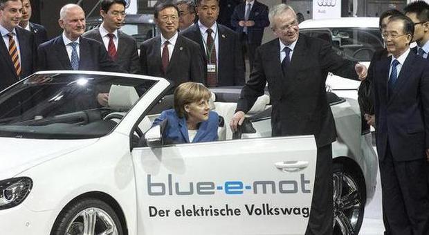 Volkswagen, l'ultimatum della Merkel: ​"Via il software illegale entro 10 giorni"