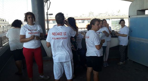 Fiumicino, mestre precarie in protesta sul tetto: il sindaco Montino le incontra e scatta la diretta Facebook