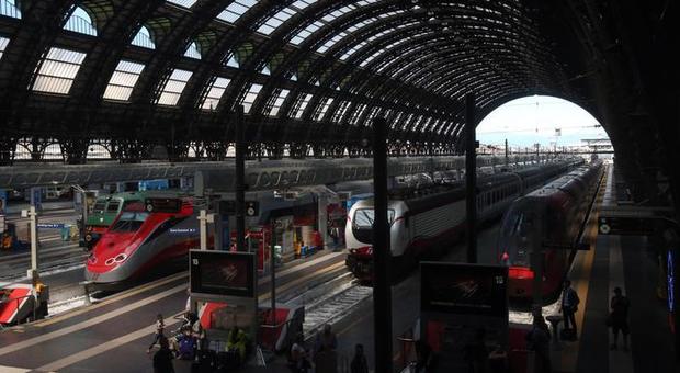 Accoltella a caso due passanti in stazione a Milano, libico arrestato. «Non è terrorismo»