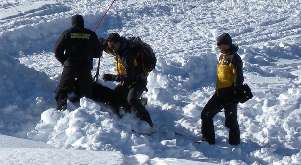 Valanghe, tre morti in montagna: una donna, una guida alpina e uno snowboarder