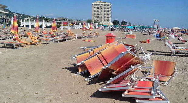 Notte di follia dei vandali in spiaggia Sfregi e danni ingenti a due chalet