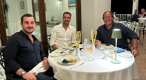 Raffaele Palladino con i proprietari dell'albergo di Praiano