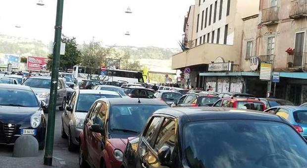 Traffico in tilt a piazzetta Bagnoli nel giorno di Pasquetta