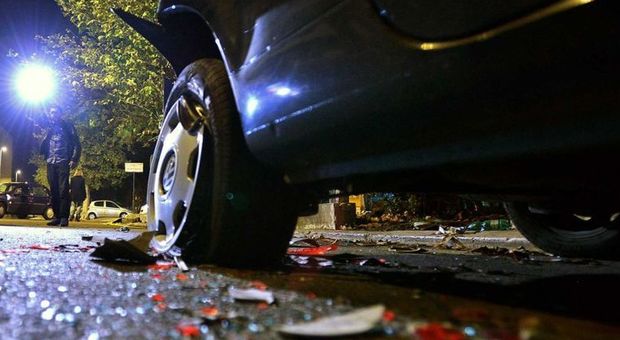 Roma, scontro tra auto, travolto uomo su marciapiede: è grave
