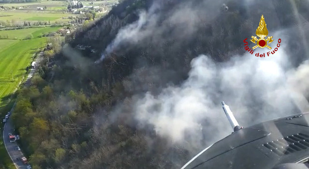 Incendio nei boschi sui Colli euganei: in azione due elicotteri