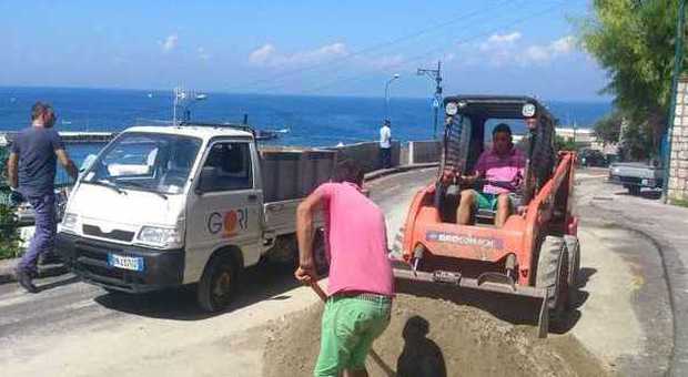 Camion perde tonnellate di liquami, strada chiusa e traffico in tilt a Capri