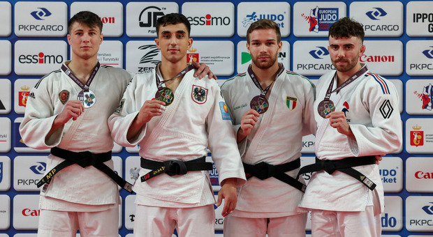 Il judoka Manuel Parlati (il primo a sinistra)