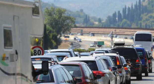 Rientri, bollino rosso per chi viaggia: incidenti in autostrada, chiusa la A4
